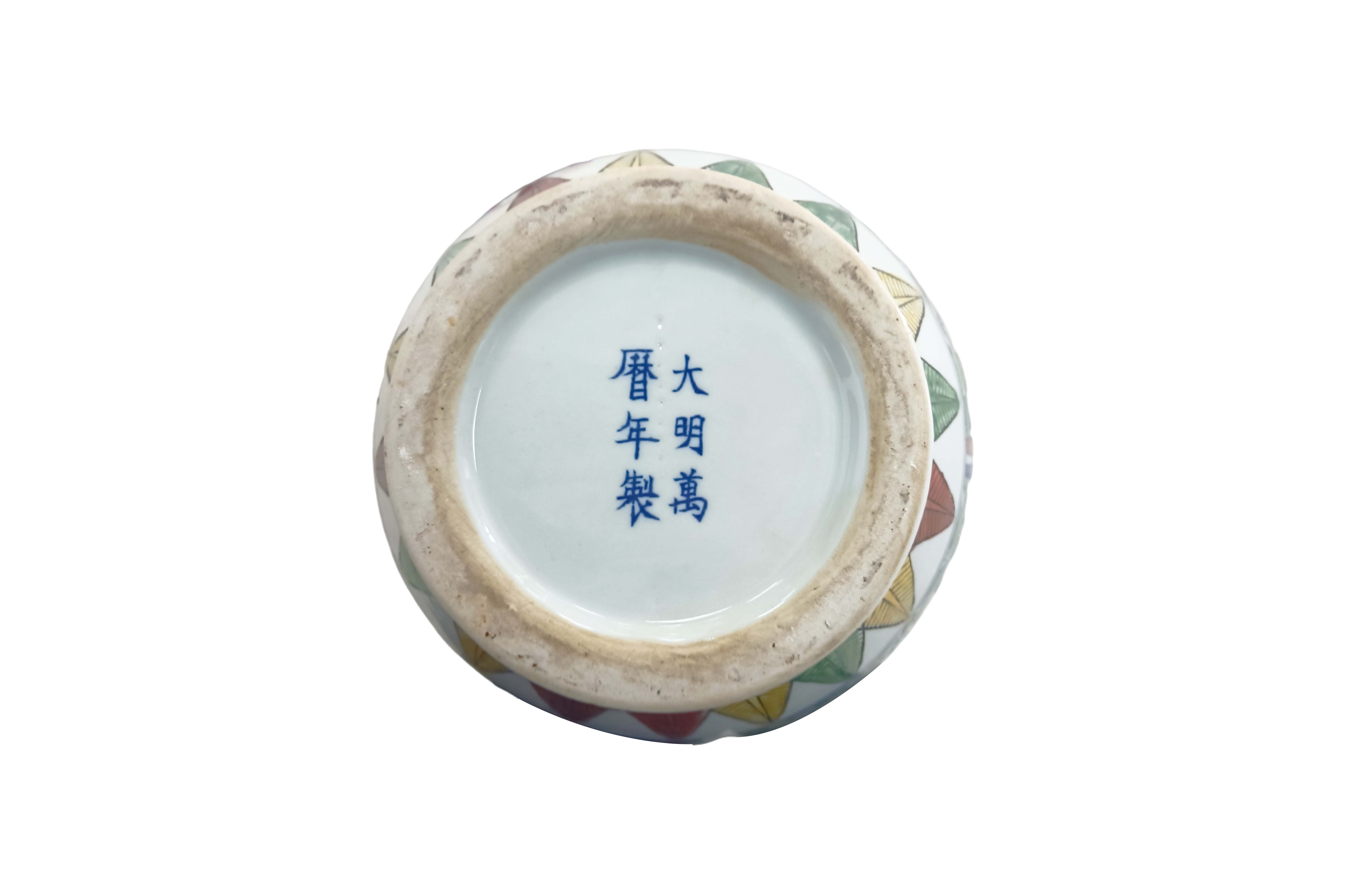 万历款五彩龙纹三管盖罐6